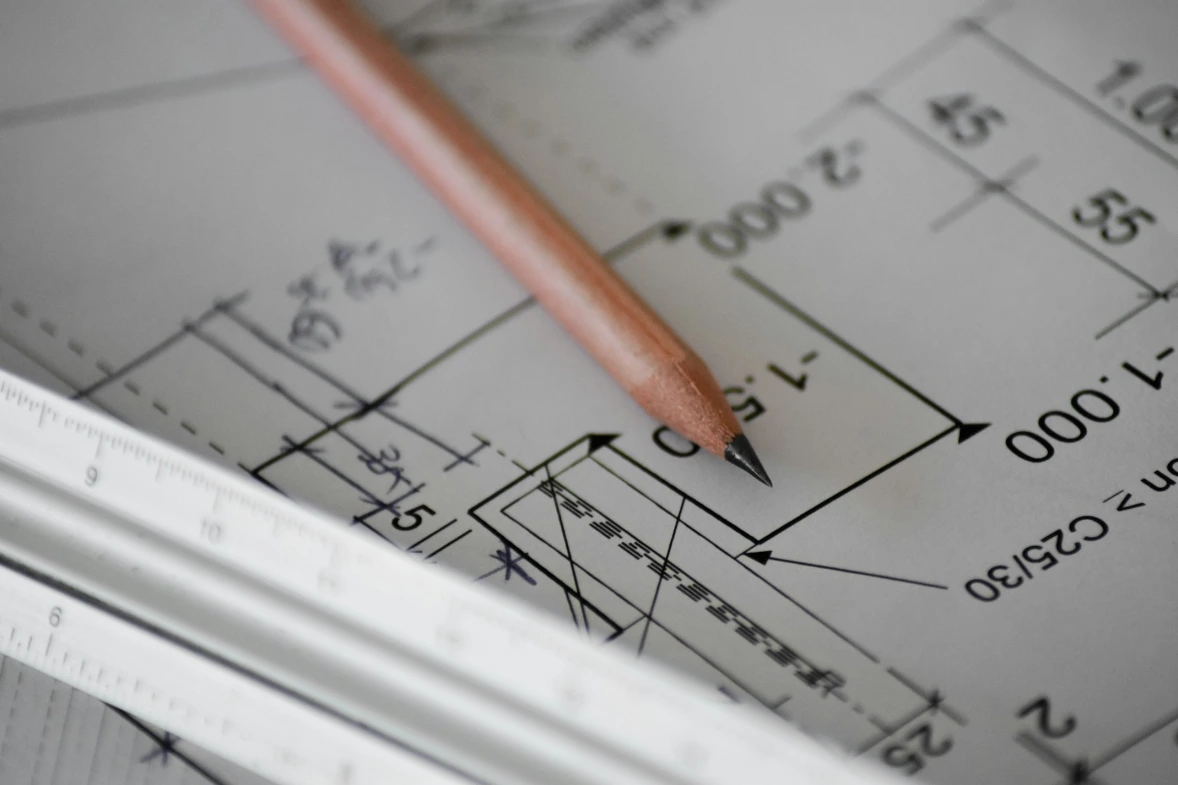 Bleistift auf einem technischen Bauplan
